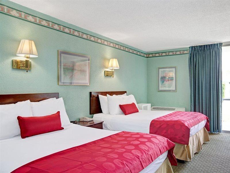 Ramada By Wyndham Parsippany Hotel Екстериор снимка