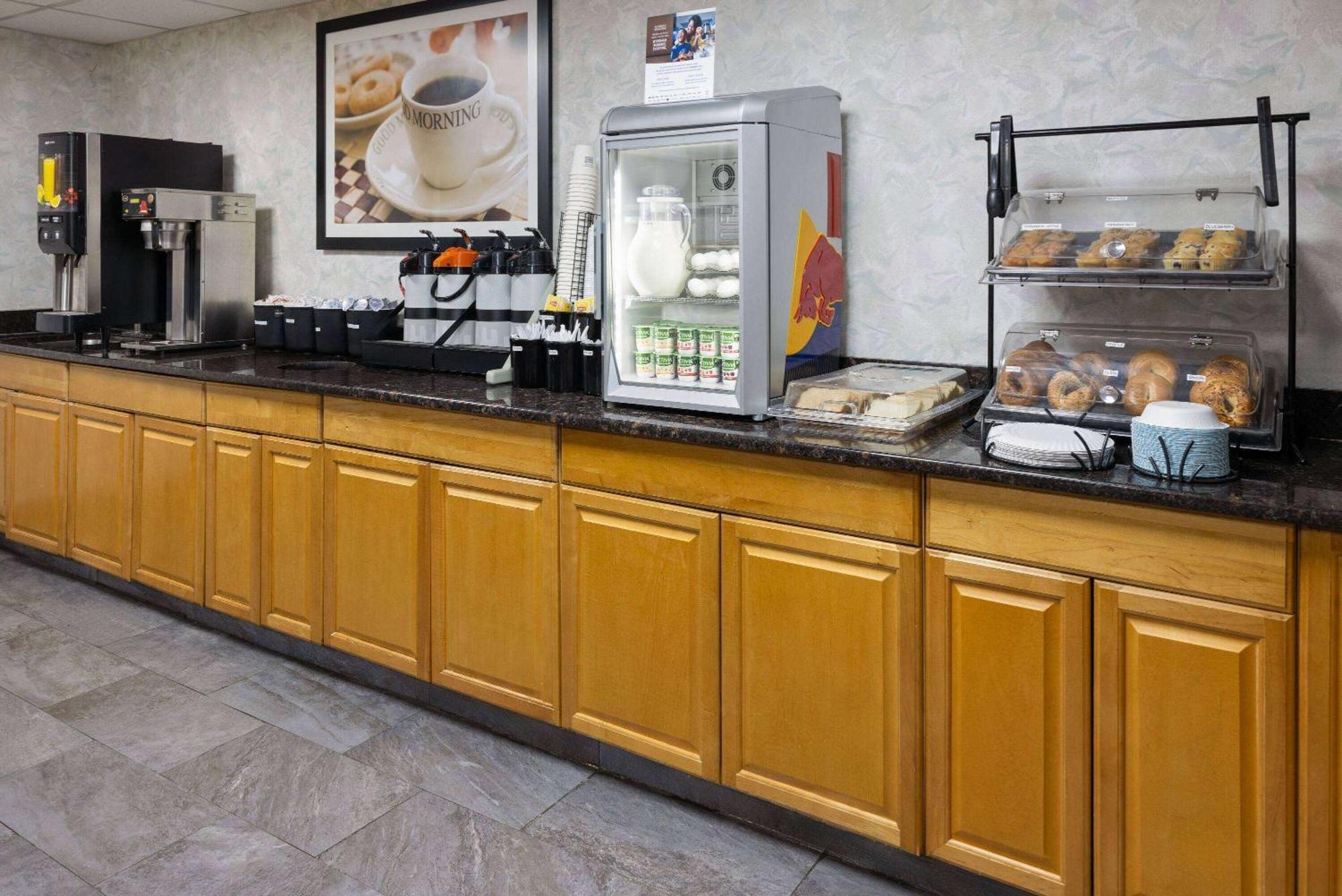 Ramada By Wyndham Parsippany Hotel Екстериор снимка