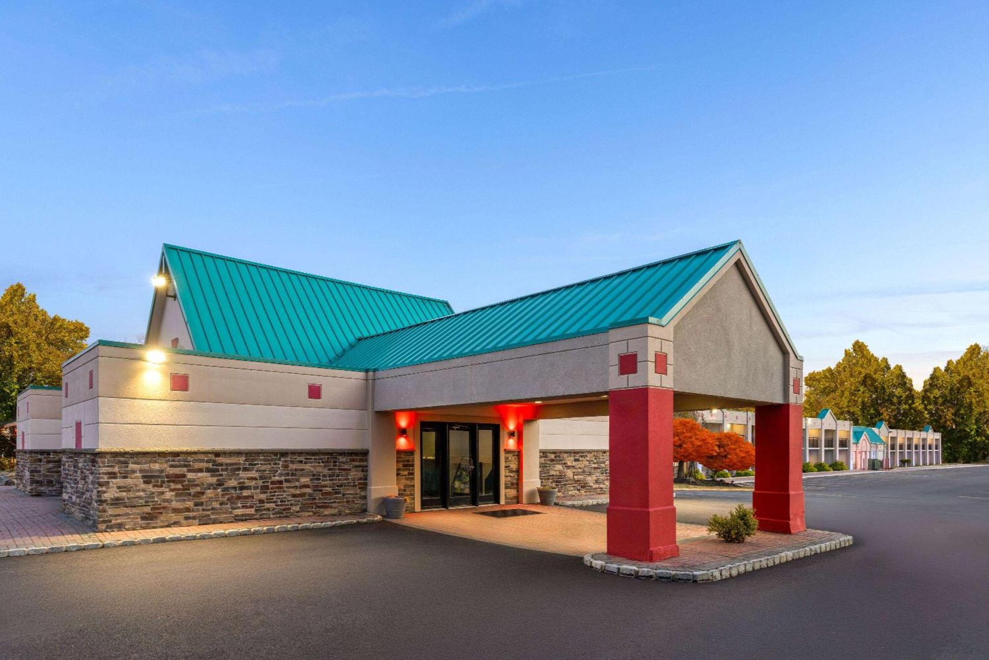 Ramada By Wyndham Parsippany Hotel Екстериор снимка